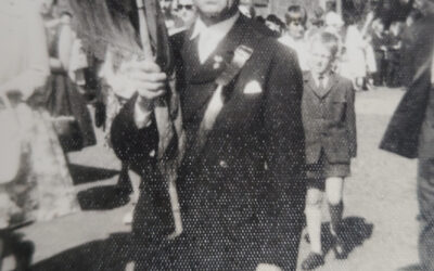 Richard Degrande porte le drapeau des Anciens Combattants