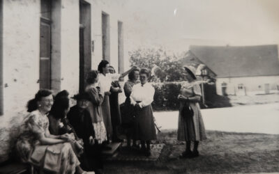 Femmes devant l&rsquo;ancienne école