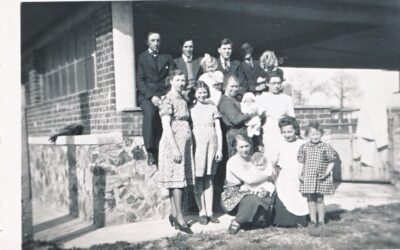 Photo de famille sur le site de l’école des filles