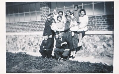 Photo de famille sur le site de l&rsquo;école des filles
